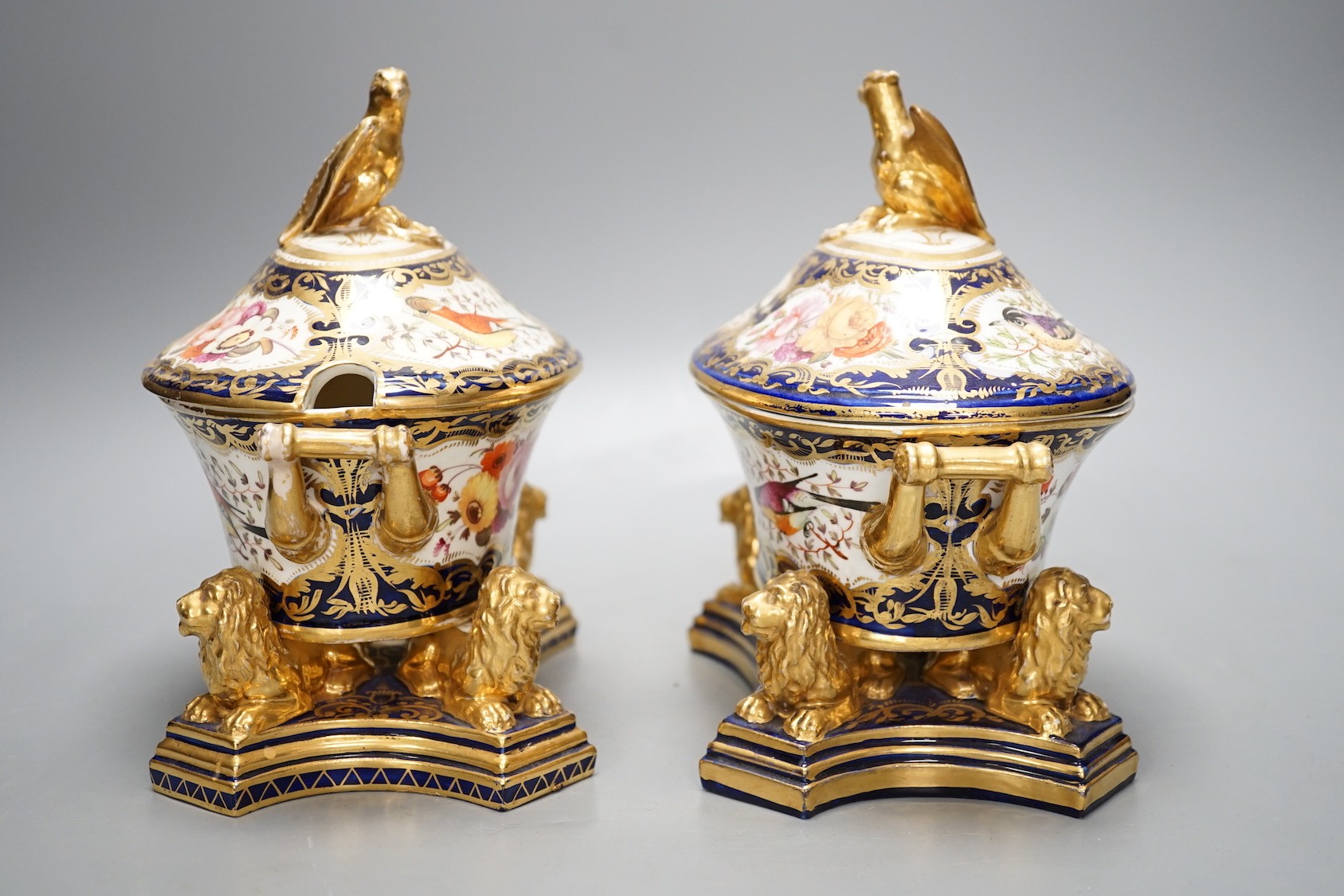 A pair of unusual English porcelain Imari sauce tureens, covers and stands, possibly Coalport c.1820, 19cm tall